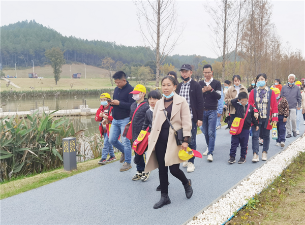 “千人市民觀察團”走進城投集團龍山湖公園、陶瓷產(chǎn)業(yè)加速基地等項目